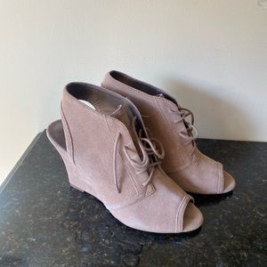 GENTLY WORN Anne Taylor Loft Open Toe Suede Wedge Boot Size 10